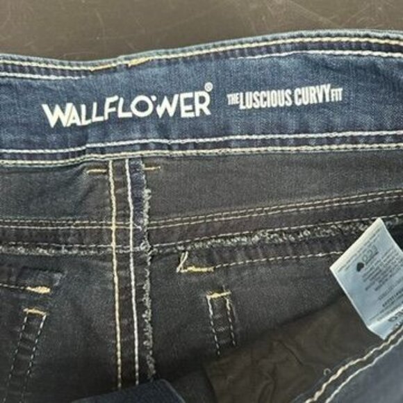 WallFlower Women’s 9 "The Luscious Curvy" Fit Bootcut Jeans - Picture 3 of 10